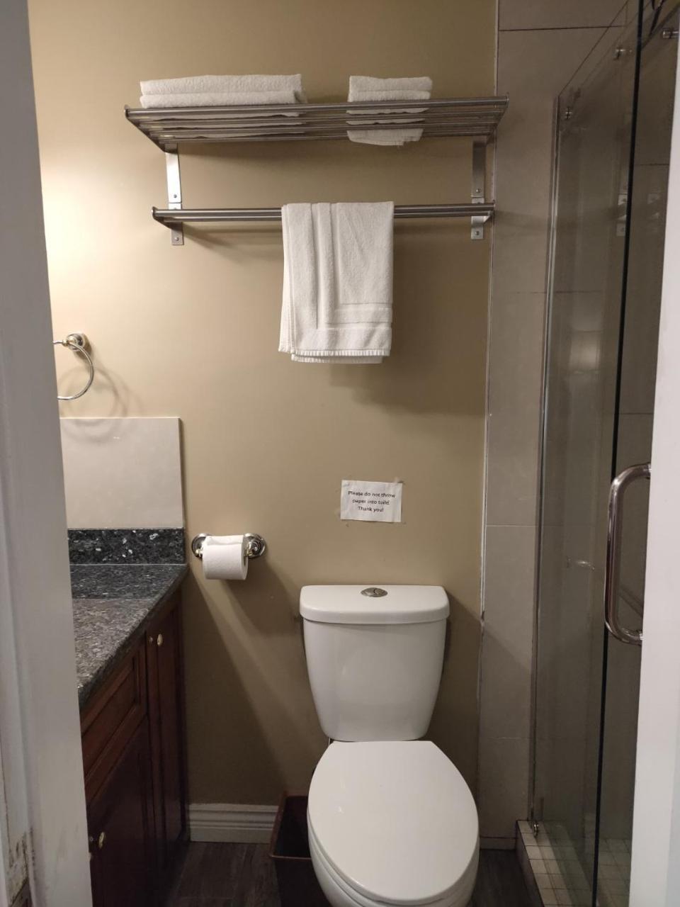 Semi Centre House Hotel Уайт Рок Екстериор снимка