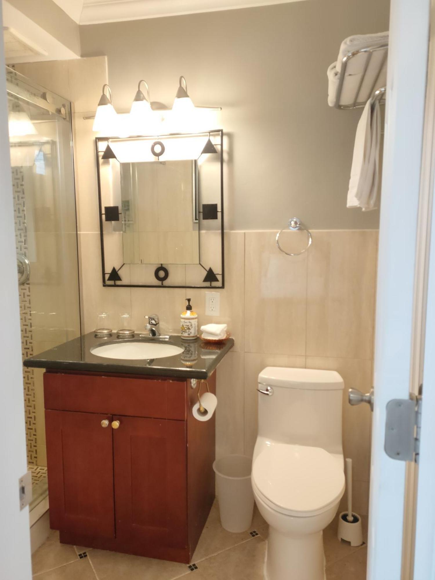 Semi Centre House Hotel Уайт Рок Екстериор снимка